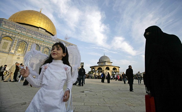 A-Palestinian-girl-dress